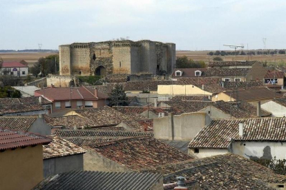 Imagen de Villalba de los Alcores, con el castillo al fondo.-DIP. VA.