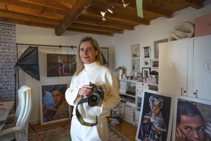 La fotógrafa Rosa Gómez, en su estudio de La Alberca, en la Sierra de Francia salmantina