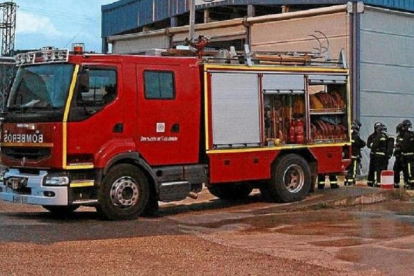 El incendio en la fábrica de hielo de Europa, situada en Cebreros (Ávila), ha sido controlado.-E.M.