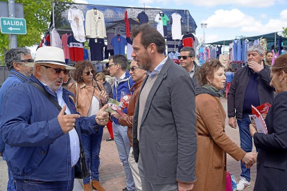 El alcalde, Óscar Puente, durante su visita al mercadillo en el Real de la Feria.-ICAL