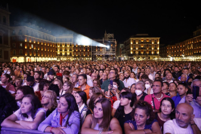 El público abarrota la Plaza Mayor de Valladolid para escuchar a Miguel Povedad. PHOTOGENIC