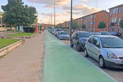 Carril bici entre la Avenida de Segovia y la calle General Shelly, uno de los cuatro tramos para conectar Delicias y Los Santos-Pilarica. E. M.