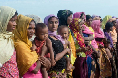 Mujeres rohingyas sostienen a sus hijos en un campo de refugiados en el estado de Rakhine.-AFP / PHYO HEIN KYAW (AFP)