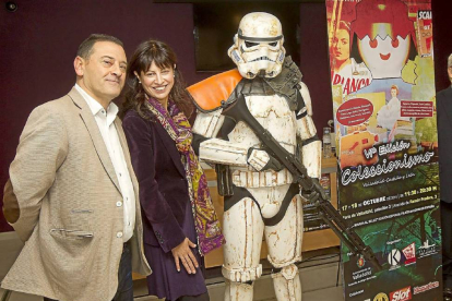 Carlos Ramírez y Ana Redondo posan con un soldado imperial en la presentación del Salón del Coleccionismo.-J. M. Lostau
