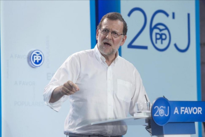 El presidente del Gobierno y del PP, Mariano Rajoy, este sábado en un mitin  en Murcia.-EFE