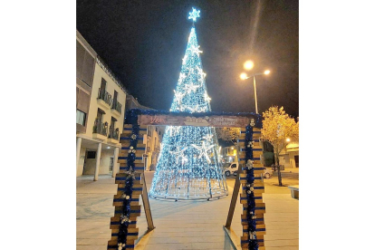 Medina de Rioseco ya está iluminada y decorada para la Navidad. -AYUNTAMIENTO DE RIOSECO