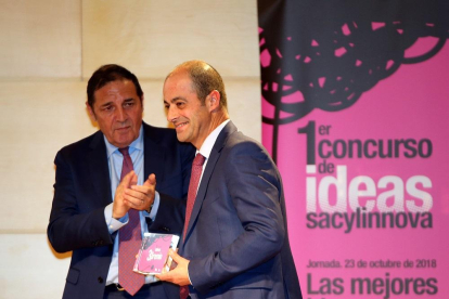 Sáez Aguado, entrega a Miguel Toledano, cirujano general del Hospital Medina del Campo (Valladolid), el tercer premio del concurso de ideas 'Sacyl Innova'.-ICAL