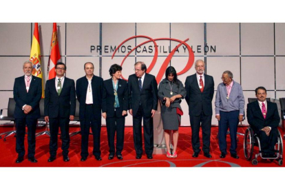 El presidente de la Junta, Juan Vicente Herrera, posa con los galardonados con los Premios Castilla y León 2014-Ical