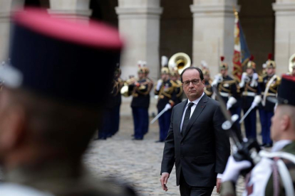 El presidente francés François Hollande asiste a una ceremonia en el palacio nacional de Los Inválidos en París-EFE