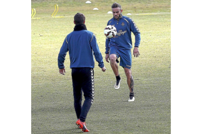 Roger toca el balón con la rodilla en que se lesionó, durante el entrenamiento-BALCAZA