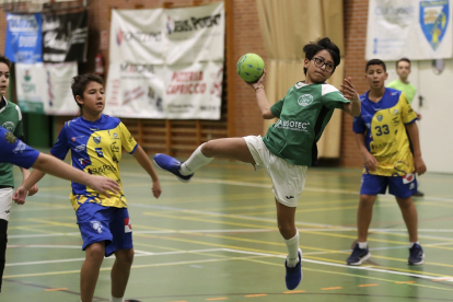 Jornada de balonmano en los Juegos Escolares de la Diputación. / MONTSE ÁLVAREZ