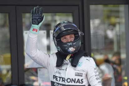 Nico Rosberg celebra la 'pole' en Montmeló.-Foto: LLUIS GENE / AFP