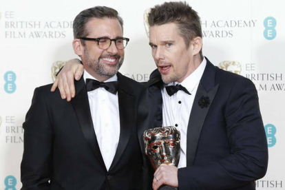 Ethan Hawke y Steve Carrell han recogido el premio a la mejor película en nombre de Richard Linklater, director de 'Boyhood'.-Foto:   SUZANNE PLUNKETT / REUTERS