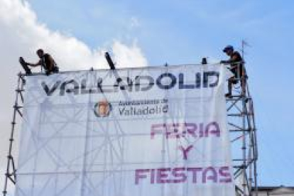 Montaje del escenario para los conciertos de la Plaza mayor en las fiestas de Valladolid 2023.- PHOTOGENIC
