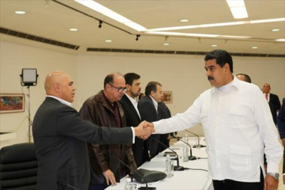 Maduro y el opositor Torrealba se estrechan la mano durante el inicio de la mesa de diálogo en Caracas.-REUTERS