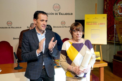 El presidente de la Diputación de Valladolid, Conrado Íscar, entrega el Premio de Novela 'Villa del Libro' 2017 a la escritora y periodista María Rosalía Corencia López, por su novela 'Juan Mingo-Prieto'.-ICAL