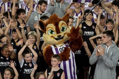 La mascota del Real Valladolid Baloncesto, Dunki, el día de su debut. / PHOTOGENIC