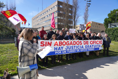 Manifestación de los abogados del turno de oficio frente a la Subdelegación del Gobierno en Valladolid, imagen de archivo - ICAL