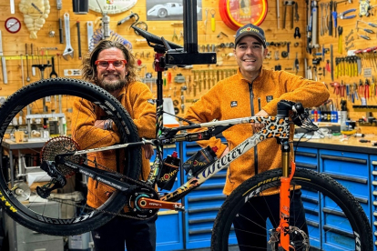 César Mato y Óscar Pujol con la nueva bicicleta que utilizarán. / EL MUNDO