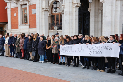 Minuto de silencio en la plaza Mayor por Sergio, el joven asesinado en Burgos - E.M.