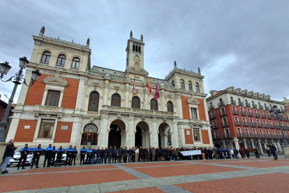 Minuto de silencio en la plaza Mayor por Sergio, el joven asesinado en Burgos - POLICIA MUNICIPAL