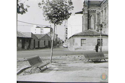 Vista de la calle Nueva del Carmen de Valladolid en 1974 con la iglesia de Nuestra Señora del Pilar a la derecha - ARCHIVO MUNICIPAL