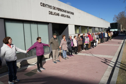 Usuarios del centro de mayores de Delicias-Arca Real realizan una cadena humana hasta el antiguo Mercadona. -J.M.LOSTAU