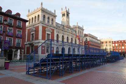 Instalación de las gradas para la Semana Santa en la plaza Mayor de Valladolid. / LOSTAU