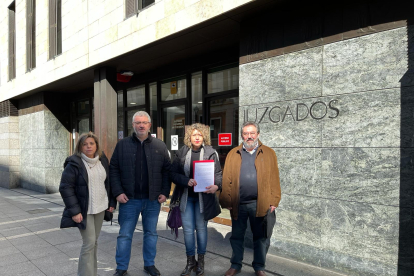 Concejales socialistas de Laguna de Duero (Valladolid) presentando la denuncia contra el equipo de Gobierno - GRUPO MUNICIPAL SOCIALISTA