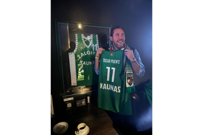 El ministro de Transportes y Movilidad Sostenible, Óscar Puente, posa con la camiseta del Zalgiris. E.M.