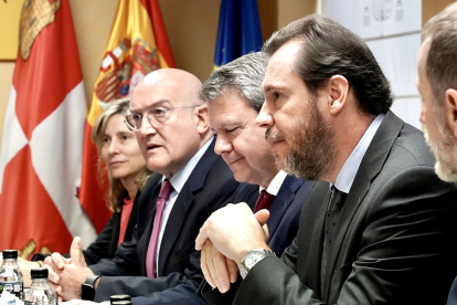 Jesús Julio Carnero y Óscar Puente en la reunión del Consejo de Administración de la Sociedad Valladolid Alta Velocidad, el 23 de febrero. ICAL