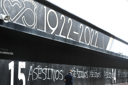 Pintadas de 'asesinos' en el estadio de fútbol de Burgos - ICAL