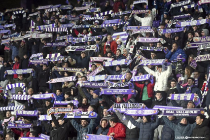 Afición del Real Valladolid ante el Oviedo. / LALIGA