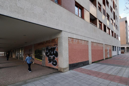 Local que estaba vacío y se ha transformado en 4 apartamentos en la calle Santa María de Moreruela en Valladolid. -PHOTOGENIC