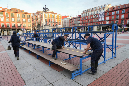 Instalación de las gradas para la Semana Santa en la plaza Mayor de Valladolid. / LOSTAU