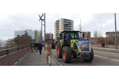 La tractorada invade el puente de Isabel la Católica en Valladolid. -E.M.