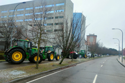 Manifestación de tractores a las puertas de la Consejería de Agricultura. X: POLICÍAMV
