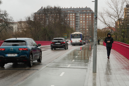 Varios coches y un autobús circulan por el mismo carril en el puente de Poniente. J.M. LOSTAU