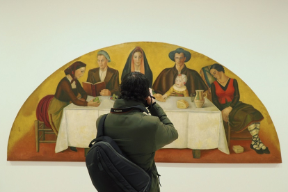Un fotógrafo se detiene ante el mural ‘La cena’, de 1937. | P. REQUEJO - PHOTOGENIC