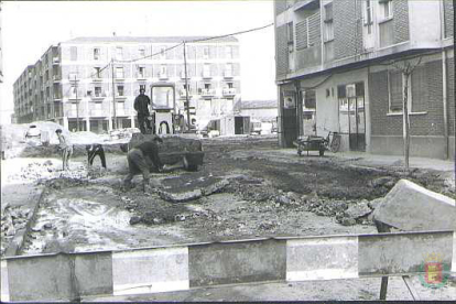 Trabajadores realizando tareas de pavimentación en la intersección de la calle Covadonga con la plaza de las Batallas en los años 70. - ARCHIVO MUNICIPAL