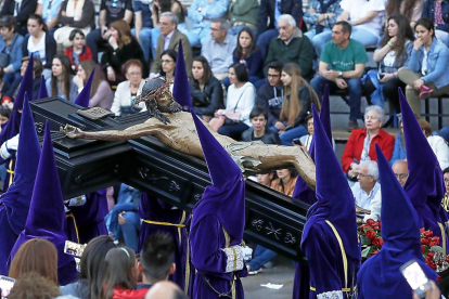 Viacrucis procesional con el paso 'Santísimo Cristo de la Agonía'. -J.M. LOSTAU