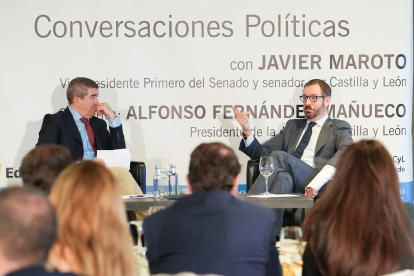 Foto de Javier Maroto y Pablo Lago durante el Club de Prensa El Mundo – Diario de Castilla y León ‘Conversaciones Políticas con Javier Maroto'. -J.M. LOSTAU.