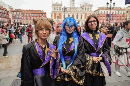 Imagen del desfile Cosplay del Salón del Cómic y el Manga en la Plaza Mayor de Valladolid. J.M. LOSTAU.