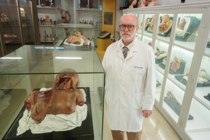 Juan Francisco Pastor posa junto a una recreación anatómica. -J. M. LOSTAU