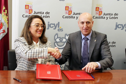 La consejera de Movilidad, María González Corral, y el alcalde de León, José Antonio Diez.- ICAL