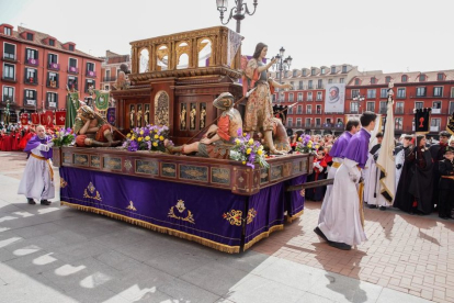 Paso del 'Santo Sepulcro Vacío' en la procesión del Encuentro de 'Jesús Resucitado' con la 'Virgen de la Alegría'. -J.M. LOSTAU
