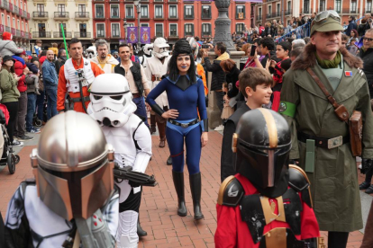 Imagen del desfile Cosplay del Salón del Cómic y el Manga en la Plaza Mayor de Valladolid. J.M. LOSTAU.