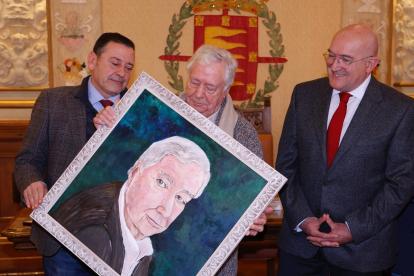 Carnero, junto al ilustrador Jesús Redondo, en el homenaje que se le brindó en el Ayuntamiento.- E. M.