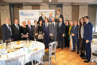 Foto de familia del Club de Prensa El Mundo – Diario de Castilla y León ‘Conversaciones Políticas con Javier Maroto'. -J.M. LOSTAU.