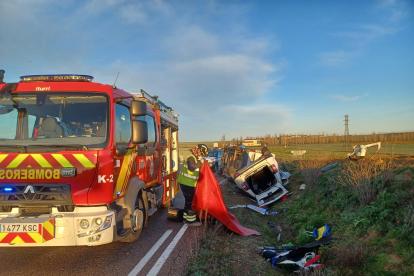 Estado en el que quedó el vehículo tras el accidente en Valladolid.-BOMBEROS DIPUTACIÓN